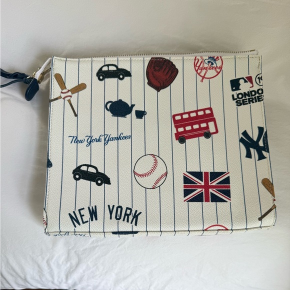Limited Edition Dooney & Bourke 2019 New York Yankees London Series Pouch - Picture 2 of 6